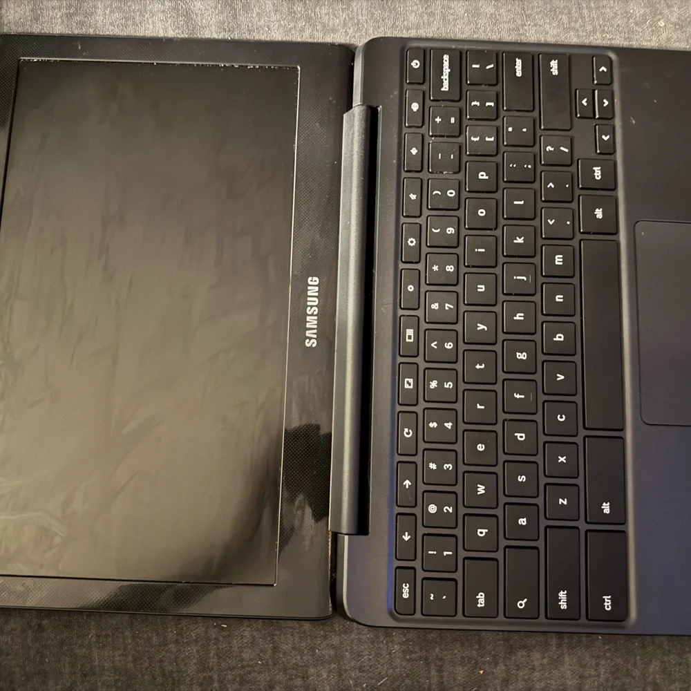 Samsung Black computer with Accessories